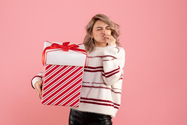 Jovem mulher com um presente de natal de frente