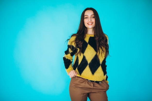 Foto grátis jovem mulher com uma camisola quente