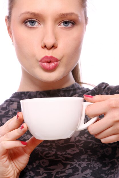 Jovem mulher com uma xícara de café quente