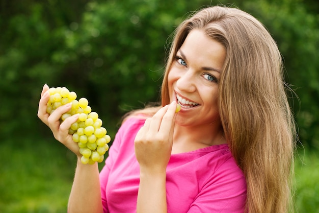 Foto grátis jovem mulher com uvas