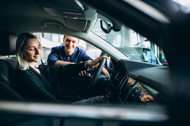 Jovem mulher com vendedor em um estacionamento