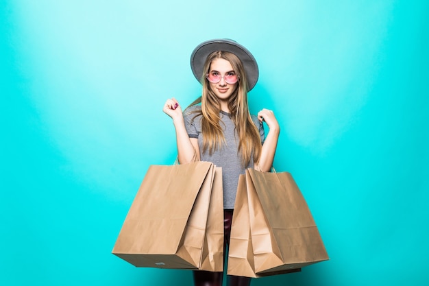 Foto grátis jovem mulher comercial sorrindo e com um chapéu isolado sobre fundo verde