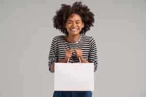 Foto grátis jovem mulher comprando roupas