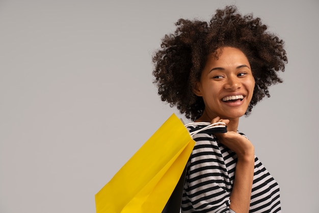 Foto grátis jovem mulher comprando roupas