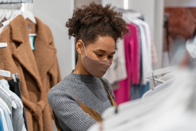 Jovem mulher comprando roupas