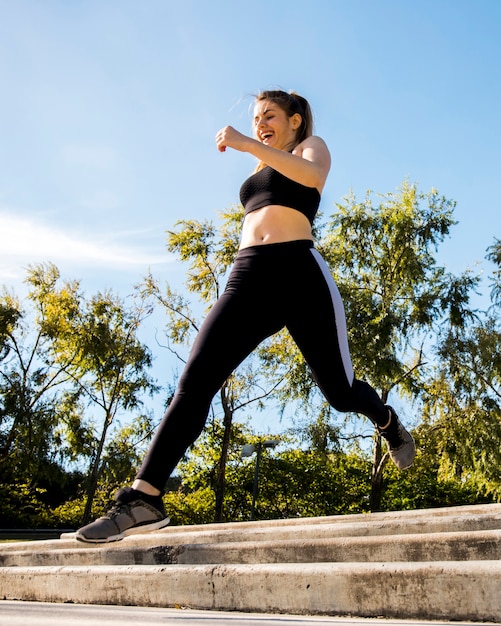 Jovem mulher correndo ao ar livre com sportswear