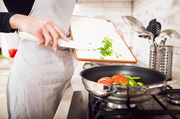 Jovem, mulher, Cozinhar, bonito, alimento