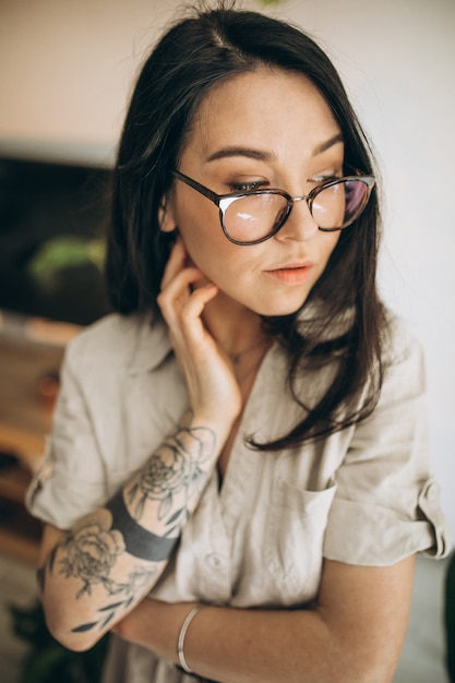 Foto grátis jovem mulher cultivando plantas em casa