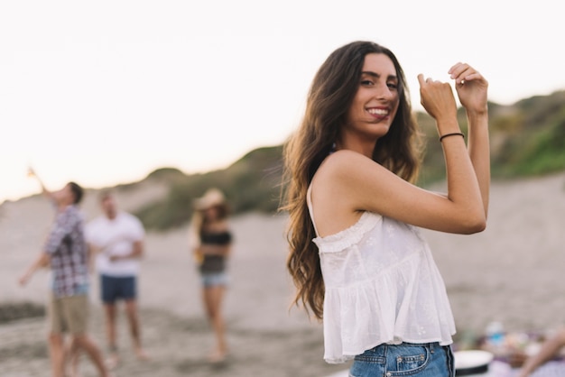 Jovem mulher dançando na praia