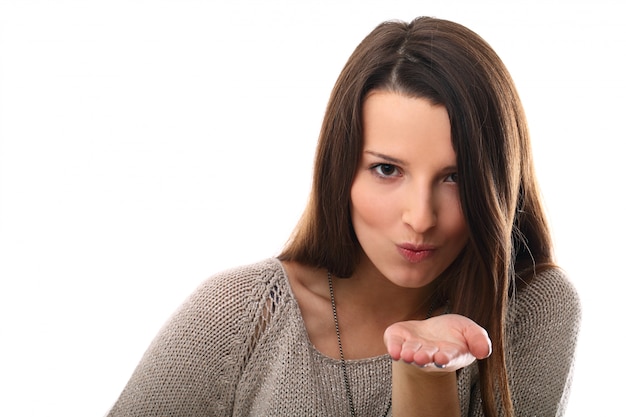 Jovem mulher dando um beijo no ar