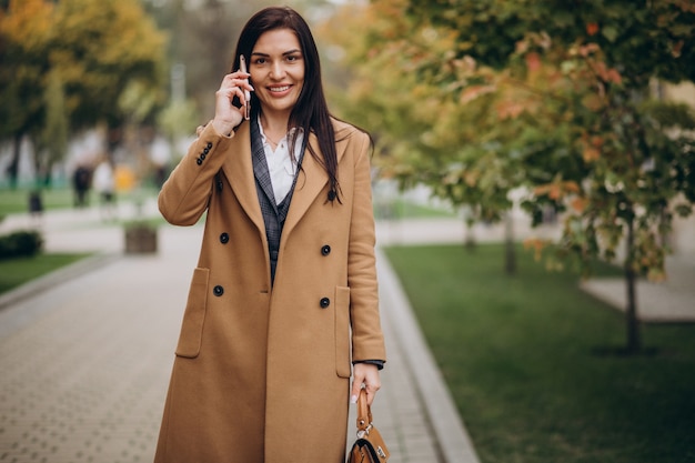 Foto grátis jovem mulher de negócios usando o telefone