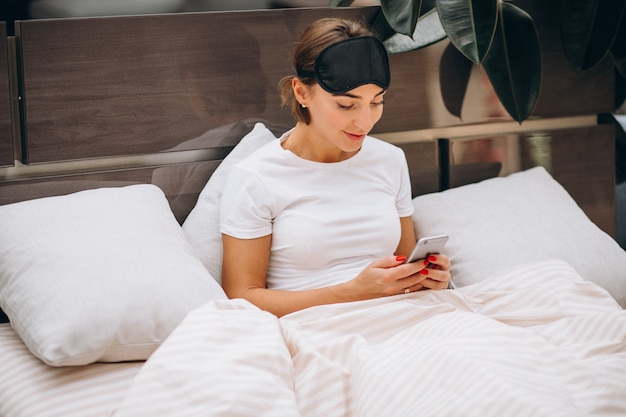 Jovem mulher descansando na cama de manhã