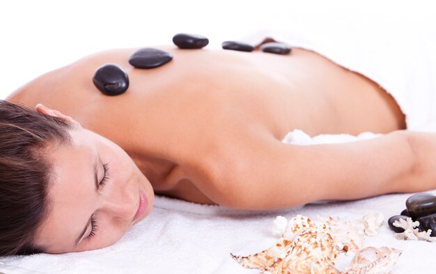 Jovem mulher desfrutando de massagem terapêutica
