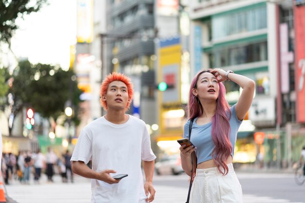 Jovem mulher e homem com cores de cabelo divertidas