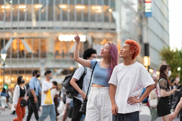 Jovem mulher e homem com cores de cabelo divertidas