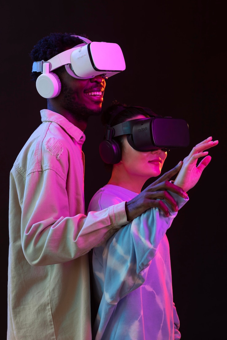Foto grátis jovem mulher e homem com óculos vr