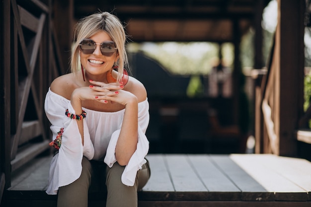 Jovem mulher elegante com camisa branca