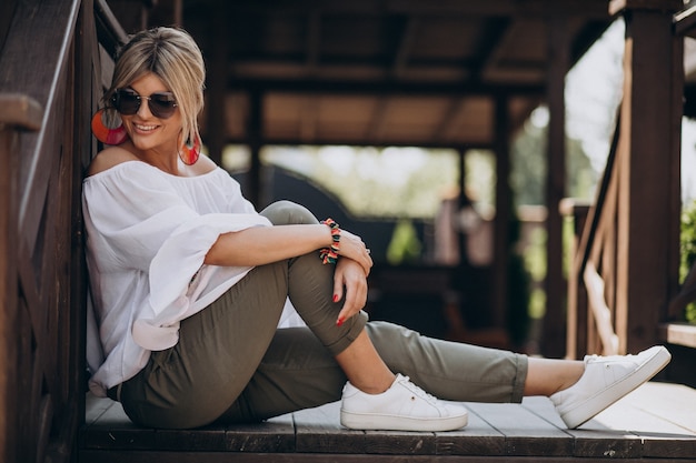 Jovem mulher elegante com camisa branca