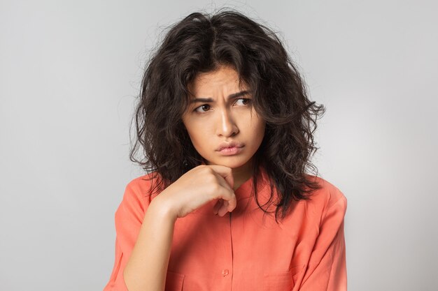 Jovem mulher elegante e atraente isolada no branco