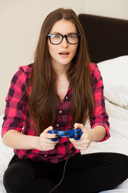 Foto grátis jovem mulher em casual jogando videogame