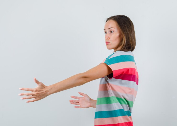 Foto grátis jovem mulher em t-shirt mostrando sinal de tamanho e olhando pensativa.