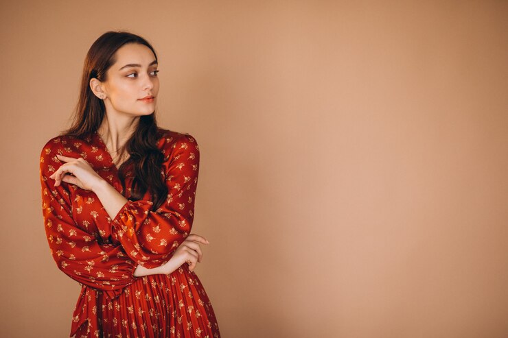 Foto grátis jovem mulher em um lindo vestido