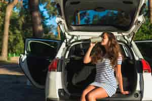 Foto grátis jovem mulher em uma viagem de carro