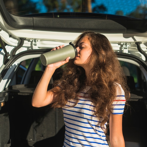 Jovem mulher em uma viagem de carro