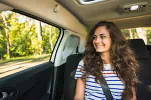 Foto grátis jovem mulher em uma viagem de carro