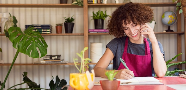 Jovem mulher escrevendo algo no caderno com espaço de cópia