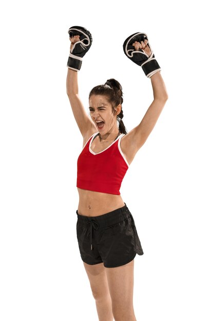Jovem mulher esportiva treinando boxe isolado sobre fundo branco