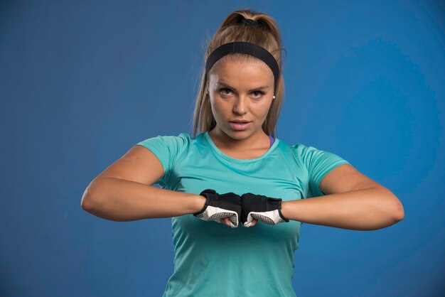 Jovem mulher esportiva, unindo os punhos.