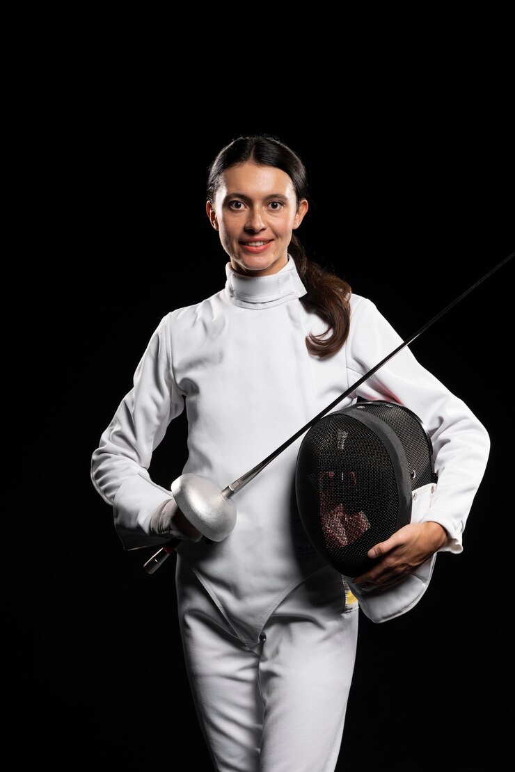 Foto grátis jovem mulher fazendo esgrima