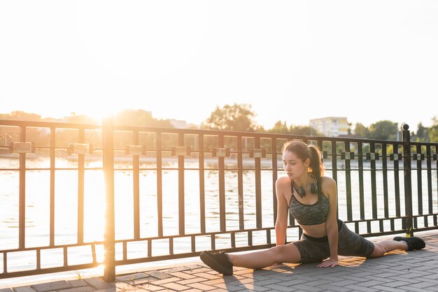 Jovem mulher fazendo esporte no parque