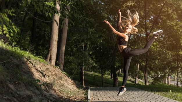 Jovem mulher fazendo esporte no parque