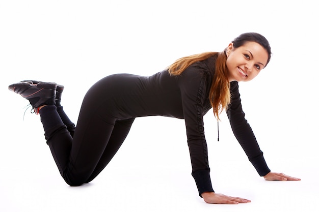 Jovem mulher fazendo exercícios de fitness