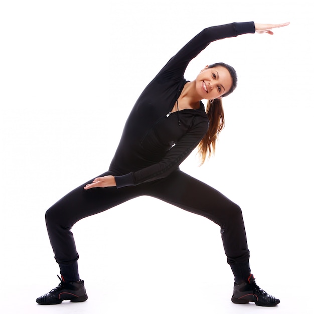 Foto grátis jovem mulher fazendo exercícios de fitness