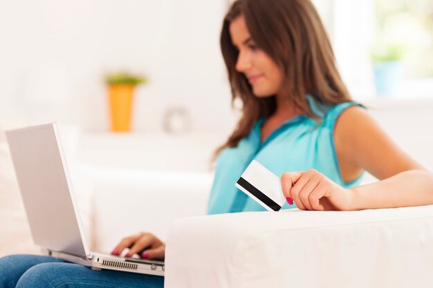 Jovem mulher fazendo pagamento pela internet