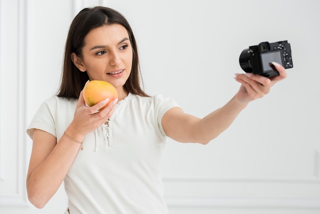 Foto grátis jovem mulher fazendo uma apresentação