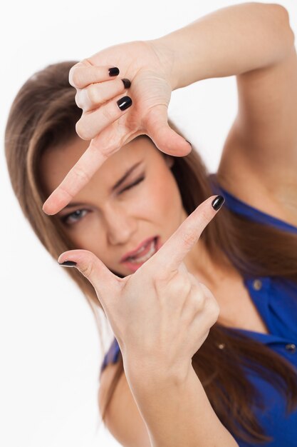 Jovem mulher fazer uma foto com as mãos