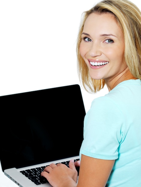 Jovem mulher feliz digitando no laptop - isolado no branco