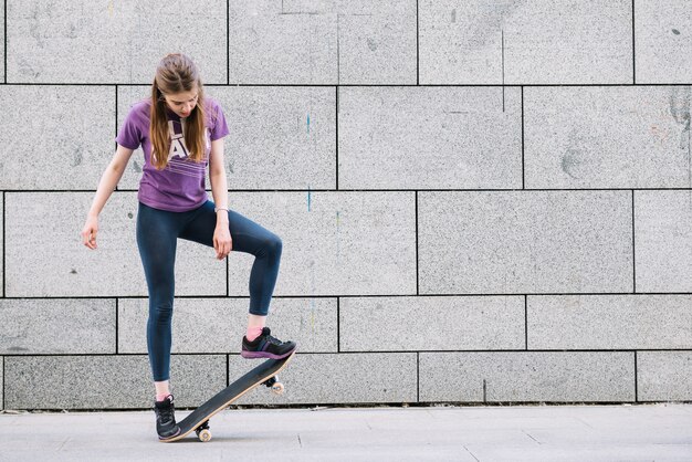 Jovem, mulher, ficar, skateboard