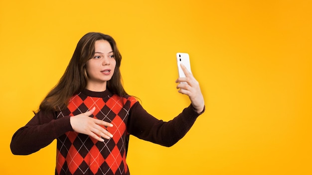 Jovem mulher filmando-se no telefone