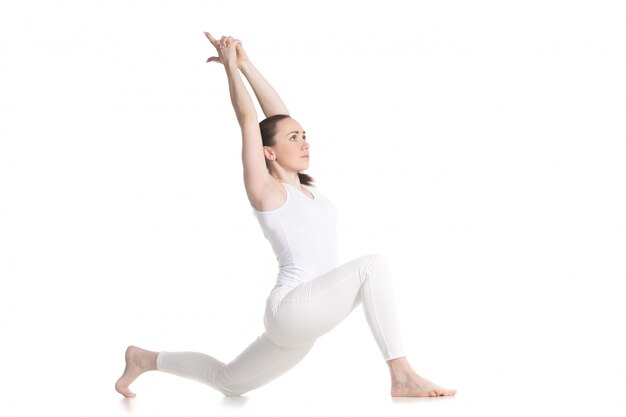 Jovem, mulher, focado em exercícios de ioga