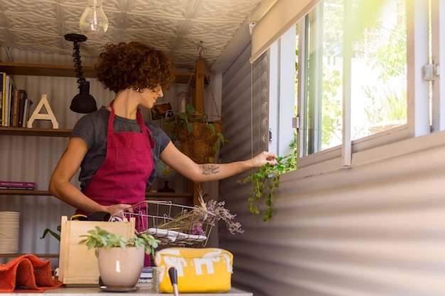 Jovem mulher jardinagem dentro de casa