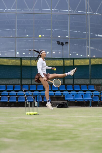 jovem mulher jogando tênis