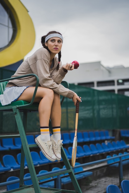 Jovem mulher jogando tênis