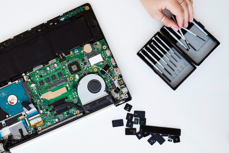 Foto grátis jovem mulher limpando o teclado do laptop