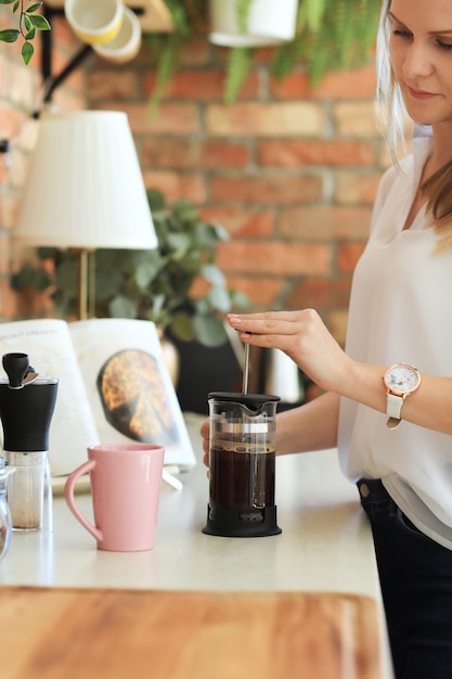 Jovem mulher linda tomando café