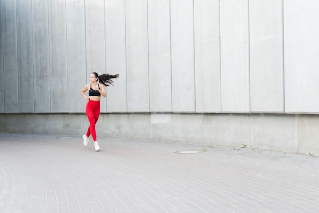 Foto grátis jovem mulher malhando na rua